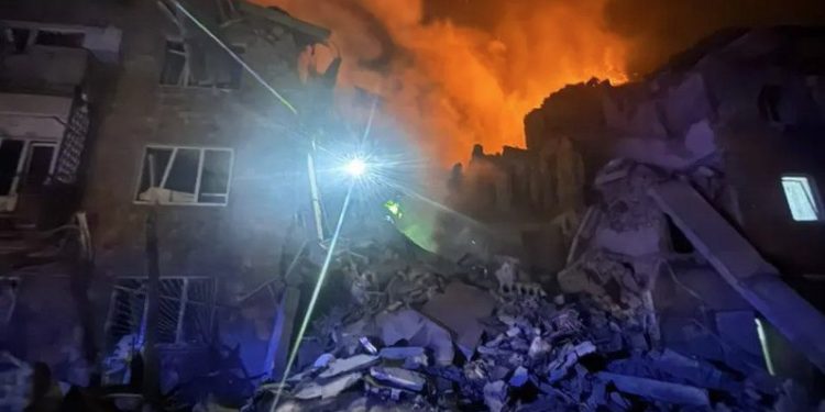 Ουκρανία: «Τεράστιο» φονικό κύμα ρωσικών επιθέσεων τη νύχτα στο Κίεβο και στα κεντρικά της χώρας