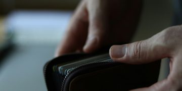 Πιο σκληρή δουλειά, χειρότερα λεφτά – Έρευνα χαστούκι για την υποτίμηση της εργασίας στην Ελλάδα