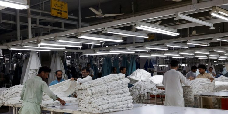 Τραμπ: Γιατί άφησε εισαγωγές αξίας 1 τρισ. να ξεφύγουν από το σφυρί των δασμών του