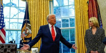 Ο Τραμπ, το «ναρκοπέδιο» Έπσταϊν και ο δύσκολος Σεπτέμβρης της Παμ Μπόντι