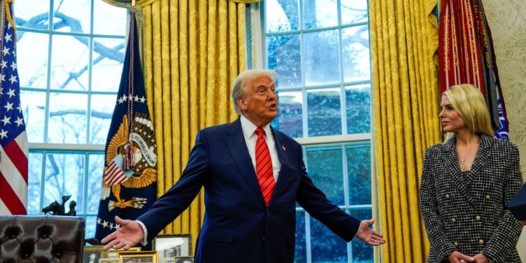 Ο Τραμπ, το «ναρκοπέδιο» Έπσταϊν και ο δύσκολος Σεπτέμβρης της Παμ Μπόντι