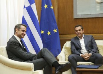 Δημοσκόπηση: Ο Τσίπρας απειλεί τον Μητσοτάκη χωρίς να έχει κόμμα