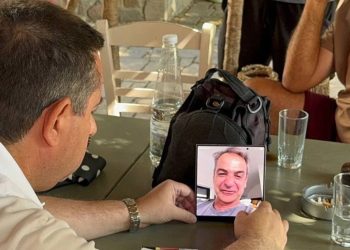 Βιντεοκλήση Μηταράκη σε Μητσοτάκη από τη Βολισσό – Γελάνε πλέον μαζί τους στα καφενεία, «κυβέρνηση ανίκανων και διεφθαρμένων»
