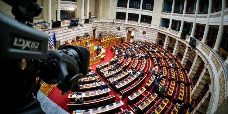 Πολιτική αντιπαράθεση με φόντο την ακρίβεια και το σκάνδαλο του ΟΠΕΚΕΠΕ