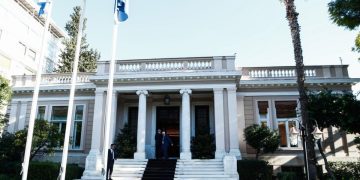 Με Καραμανλή, Σαμαρά, Τσίπρα, Παπανδρέου, απαντά το Μαξίμου για να αρνηθεί την κατάθεση Μητσοτάκη στην Εξεταστική