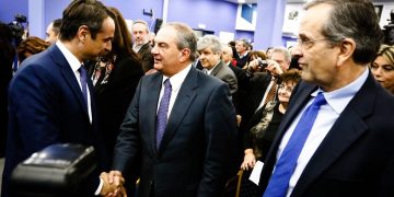 ΝΔ: Γέφυρες «βιτρίνα» από το Μαξίμου προς τον Σαμαρά