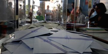 Δημοσκοπήσεις: Κόκκινες κάρτες στην κυβέρνηση για ακρίβεια και διαφθορά – Χαμηλός βαθμός στις εξαγγελίες Μητσοτάκη