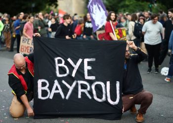 Γαλλία: Η κυβέρνηση Μπαϊρού κατέρρευσε – θα δώσουν οι Σοσιαλιστές «σωσίβιο» στον Μακρόν;