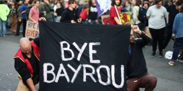 Γαλλία: Η κυβέρνηση Μπαϊρού κατέρρευσε – θα δώσουν οι Σοσιαλιστές «σωσίβιο» στον Μακρόν;