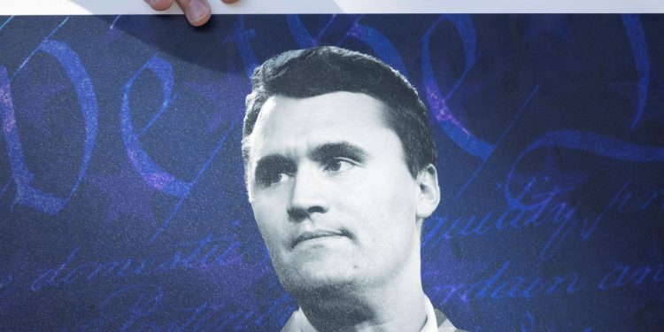 Δολοφονία Τσάρλι Κερκ: Νέο βίντεο με τον ύποπτο – Συνεχίζονται οι έρευνες για τον εντοπισμό του