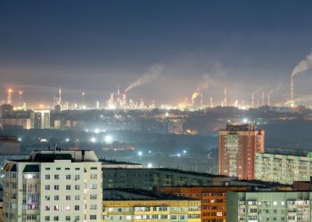 Χτυπώντας τη Ρωσία στην «αχίλλειο πτέρνα» – Πώς τα ουκρανικά drones πλήττουν την πολεμική οικονομία του Πούτιν