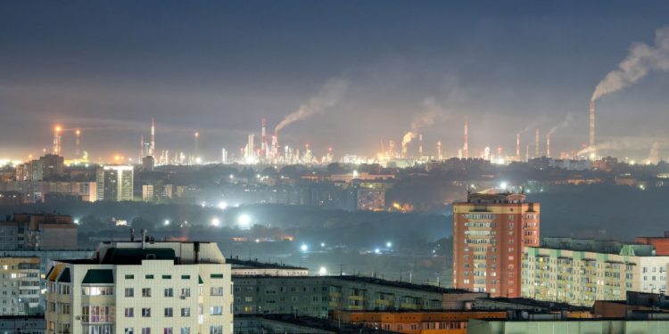 Χτυπώντας τη Ρωσία στην «αχίλλειο πτέρνα» – Πώς τα ουκρανικά drones πλήττουν την πολεμική οικονομία του Πούτιν