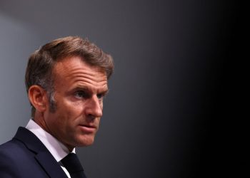 Ο βασιλιάς πέθανε, ζήτω ο βασιλιάς – Αλλά ο Μακρόν ζει και βασιλεύει στη βυθιζόμενη Γαλλία