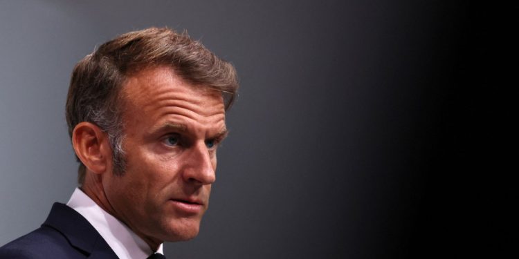 Ο βασιλιάς πέθανε, ζήτω ο βασιλιάς – Αλλά ο Μακρόν ζει και βασιλεύει στη βυθιζόμενη Γαλλία