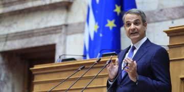 Μασάζ Μητσοτάκη στους «γαλάζιους» βουλευτές και φροντιστήριο για τα μέτρα της ΔΕΘ