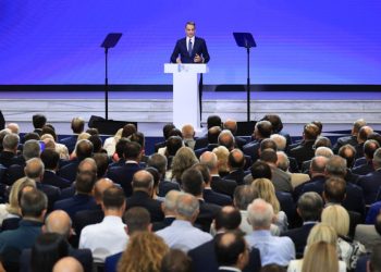 Τα μέτρα δόλωμα Μητσοτάκη: Ξορκίζει σκάνδαλα και ακρίβεια, ψαρεύει εκλογική πελατεία