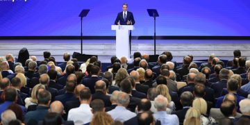 Τα μέτρα δόλωμα Μητσοτάκη: Ξορκίζει σκάνδαλα και ακρίβεια, ψαρεύει εκλογική πελατεία