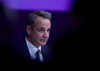 Νερώνει το αφήγημα της αυτοδυναμίας ο Κυριάκος Μητσοτάκης