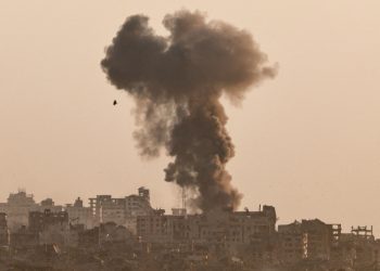 Βρέχει βόμβες – Χιλιάδες εγκαταλείπουν την πόλη της Γάζας, κανένα ασφαλές σημείο στη Λωρίδα