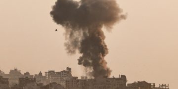 Βρέχει βόμβες – Χιλιάδες εγκαταλείπουν την πόλη της Γάζας, κανένα ασφαλές σημείο στη Λωρίδα