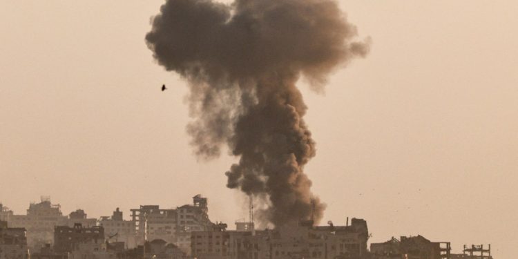 Βρέχει βόμβες – Χιλιάδες εγκαταλείπουν την πόλη της Γάζας, κανένα ασφαλές σημείο στη Λωρίδα