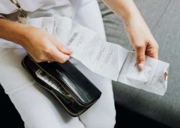 Eurostat: Δυσκολίες να τα βγάλουν πέρα αντιμετωπίζουν 9 στα 10 νοικοκυριά στην Ελλάδα – Αρνητικη «πρωτιά»