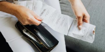 Eurostat: Δυσκολίες να τα βγάλουν πέρα αντιμετωπίζουν 9 στα 10 νοικοκυριά στην Ελλάδα – Αρνητικη «πρωτιά»