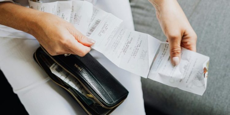 Eurostat: Δυσκολίες να τα βγάλουν πέρα αντιμετωπίζουν 9 στα 10 νοικοκυριά στην Ελλάδα – Αρνητικη «πρωτιά»