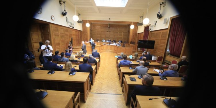 Το ΠΑΣΟΚ έτοιμο για «μάχη» – «Η κυβέρνηση θα κάνει τα πάντα για να συγκαλύψει και το σκάνδαλο ΟΠΕΚΕΠΕ»