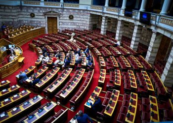Βουλή: Πρωτοβρόχια με κεραυνούς… ΟΠΕΚΕΠΕ και Τέμπη
