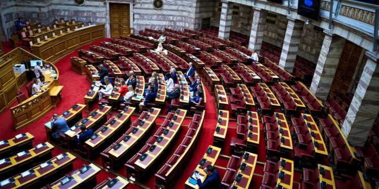 Βουλή: Πρωτοβρόχια με κεραυνούς… ΟΠΕΚΕΠΕ και Τέμπη