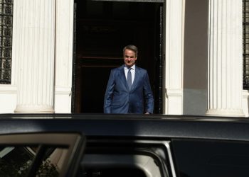 Πολύ βαθύ το ρήγμα της κυβέρνησης με την κοινωνία για να γεφυρωθεί με παροχές και τοξική πόλωση