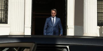 Πολύ βαθύ το ρήγμα της κυβέρνησης με την κοινωνία για να γεφυρωθεί με παροχές και τοξική πόλωση