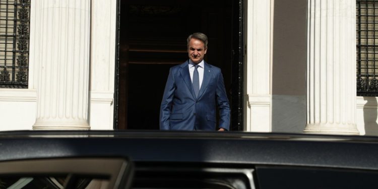 Πολύ βαθύ το ρήγμα της κυβέρνησης με την κοινωνία για να γεφυρωθεί με παροχές και τοξική πόλωση