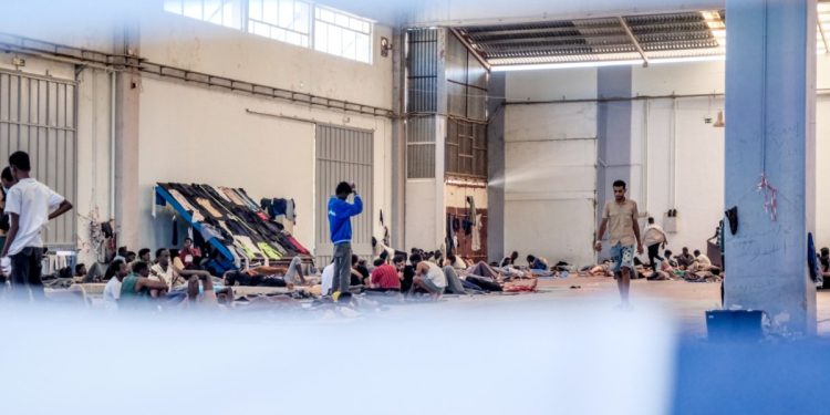 Μεταναστευτικό: Συμφωνία για δύο δομές μεταναστών στην Κρήτη – Βραδιά ταραχών στην Αγυιά που ασφυκτιά