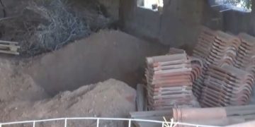 Βοιωτία: Φρίκη από τις αποκαλύψεις για την 62χρονη που έθαψε τη μητέρα της σε στάβλο