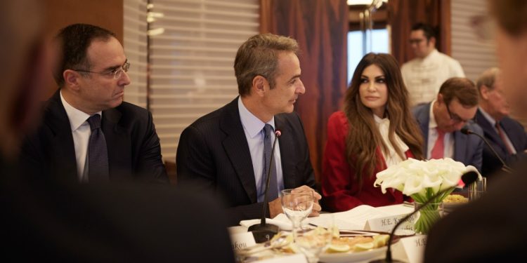 Συνάντηση γνωριμίας Κυριάκου Μητσοτάκη – Κίμπερλι Γκίλφοϊλ στη Νέα Υόρκη