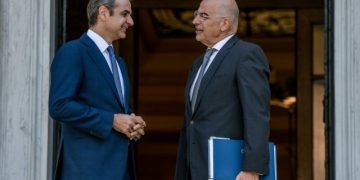 Το αυτογκόλ του Κυριάκου Μητσοτάκη απέναντι στον Νίκο Δένδια και το αγεφύρωτο ρήγμα μεταξύ τους