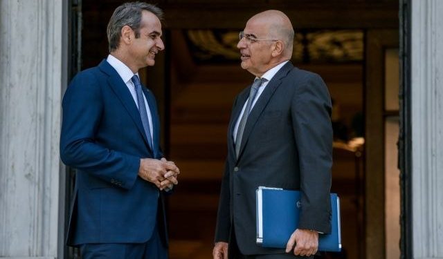 Το αυτογκόλ του Κυριάκου Μητσοτάκη απέναντι στον Νίκο Δένδια και το αγεφύρωτο ρήγμα μεταξύ τους