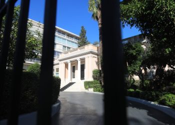 Το μετέωρο βήμα της κυβέρνησης – Αρρυθμίες, ΟΠΕΚΕΠΕ και τρία «σκιώδη» κόμματα