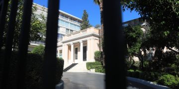 Το μετέωρο βήμα της κυβέρνησης – Αρρυθμίες, ΟΠΕΚΕΠΕ και τρία «σκιώδη» κόμματα