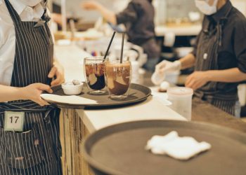 The café economy: Πώς η Ελλάδα μετασχηματίζεται σε «Οικονομία των Καφετεριών» – Αποκαλυπτική μελέτη για το LSE