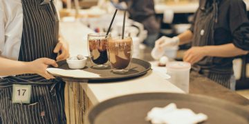 The café economy: Πώς η Ελλάδα μετασχηματίζεται σε «Οικονομία των Καφετεριών» – Αποκαλυπτική μελέτη για το LSE