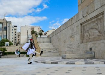 Ο Δένδιας και ο Άγνωστος Στρατιώτης – Η απάντηση μέσω εκκωφαντικής σιωπής