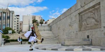 Ο Δένδιας και ο Άγνωστος Στρατιώτης – Η απάντηση μέσω εκκωφαντικής σιωπής