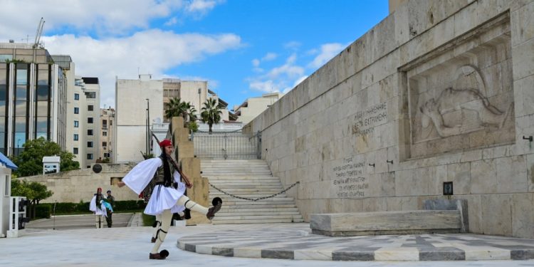 Ο Δένδιας και ο Άγνωστος Στρατιώτης – Η απάντηση μέσω εκκωφαντικής σιωπής