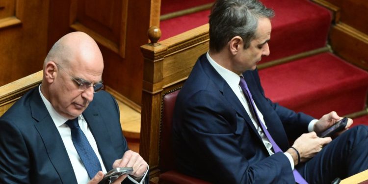 Το μήνυμα Δένδια ότι εμμένει στη διαφοροποίησή του και η επικοινωνία με πρωτοβουλία Μητσοτάκη