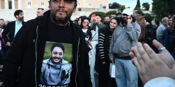 Δημοσκόπηση: Δυσαρέσκεια για τους χειρισμούς της κυβέρνησης στην υπόθεση Ρούτσι – Έλλειψη εμπιστοσύνης στη Δικαιοσύνη