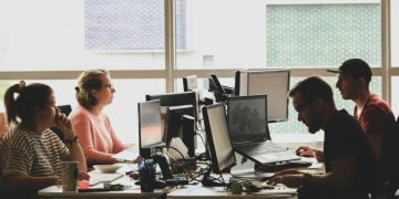 Η Gen Z έχει πτυχία, φοιτητικά χρέη και… καθόλου δουλειές – Θα αντέξει το βάρος της απόρριψης;