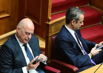 Το ιστορικό των διαφοροποιήσεων Δένδια από τη γραμμή του Μαξίμου και η μετωπική σύγκρουση αντιλήψεων στη ΝΔ